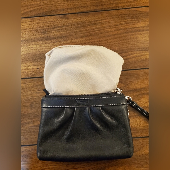 COACH WRISTLET LEATHER IN GREAT CONDITION! - Picture 8 of 8